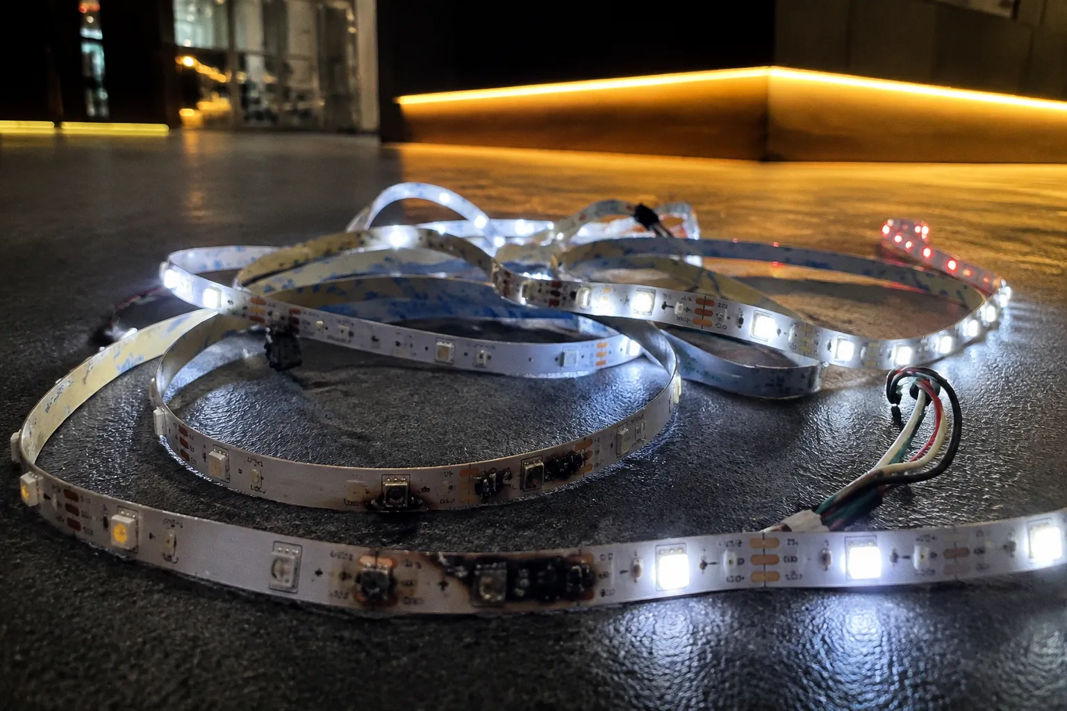 Adresowalne taśmy LED w instalacji: 4 kosztowne pułapki