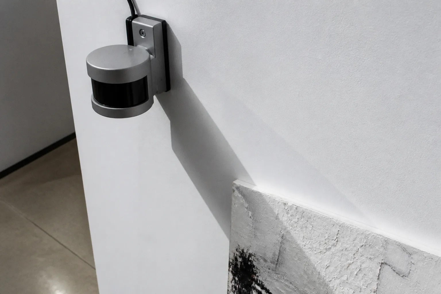 Czujniki ruchu w instalacjach: jak dobrać sensor do warunków galerii