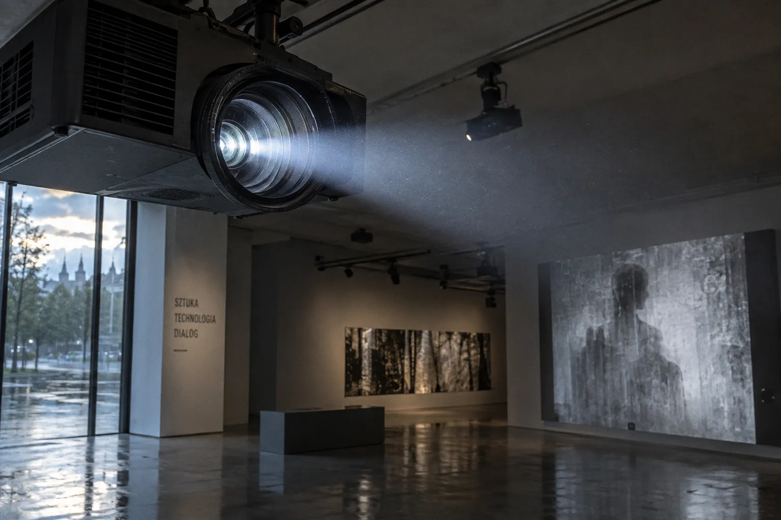 Projektor laserowy czy lampowy: co wybrać do instalacji w galerii?