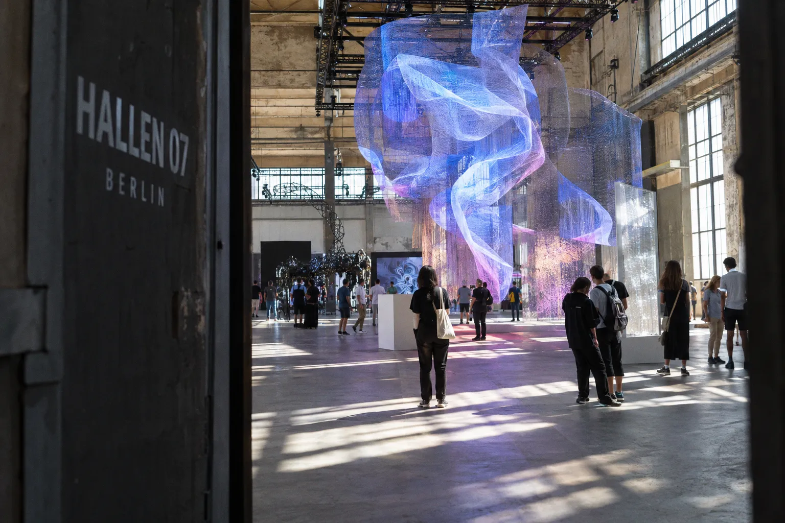 Wystawa cyfrowej sztuki na festiwalu HALLEN 07 w Berlinie bada zderzenie technologii i przestrzeni fizycznej